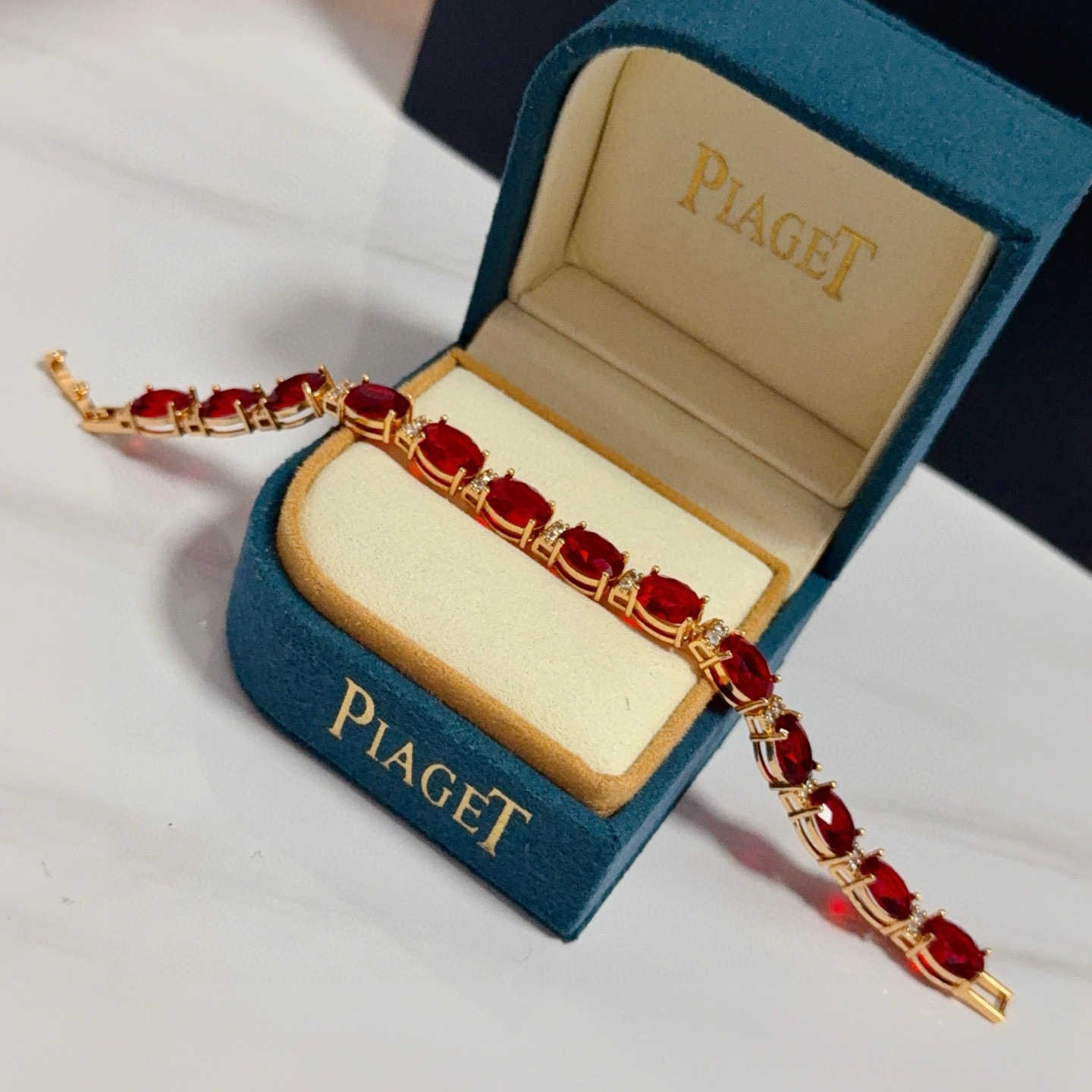 Piaget伯爵红钻手链 高端定制版本 镶嵌钻工艺 ，V金材质 ，细节处尽显奢华。金属质感与纹理相互映衬
