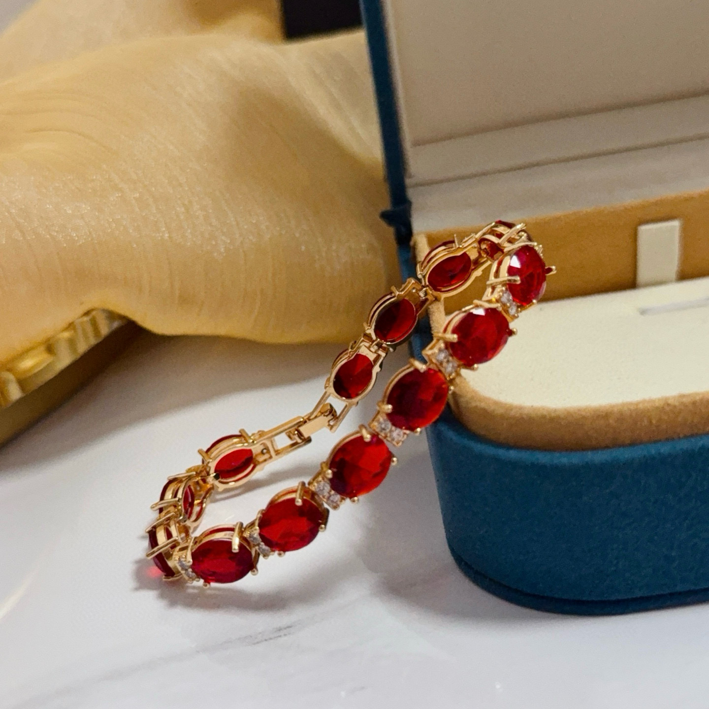 Piaget伯爵红钻手链 高端定制版本 镶嵌钻工艺 ，V金材质 ，细节处尽显奢华。金属质感与纹理相互映衬