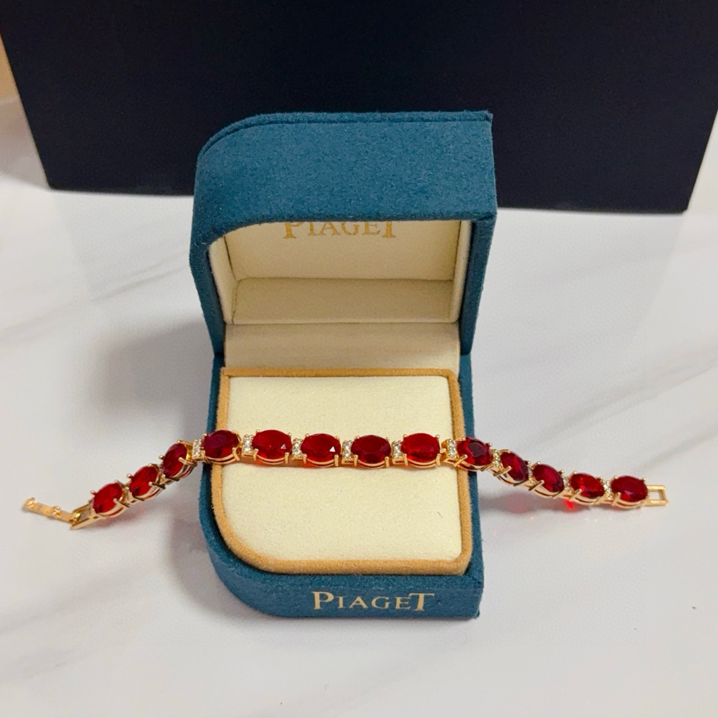 Piaget伯爵红钻手链 高端定制版本 镶嵌钻工艺 ，V金材质 ，细节处尽显奢华。金属质感与纹理相互映衬