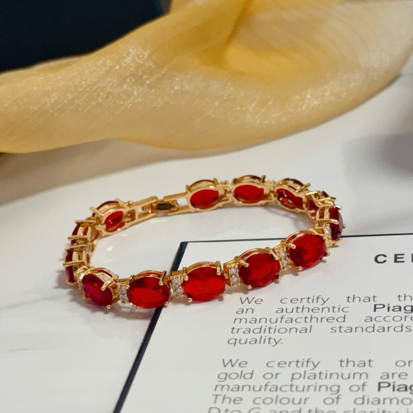 Piaget伯爵红钻手链 高端定制版本 镶嵌钻工艺 ，V金材质 ，细节处尽显奢华。金属质感与纹理相互映衬