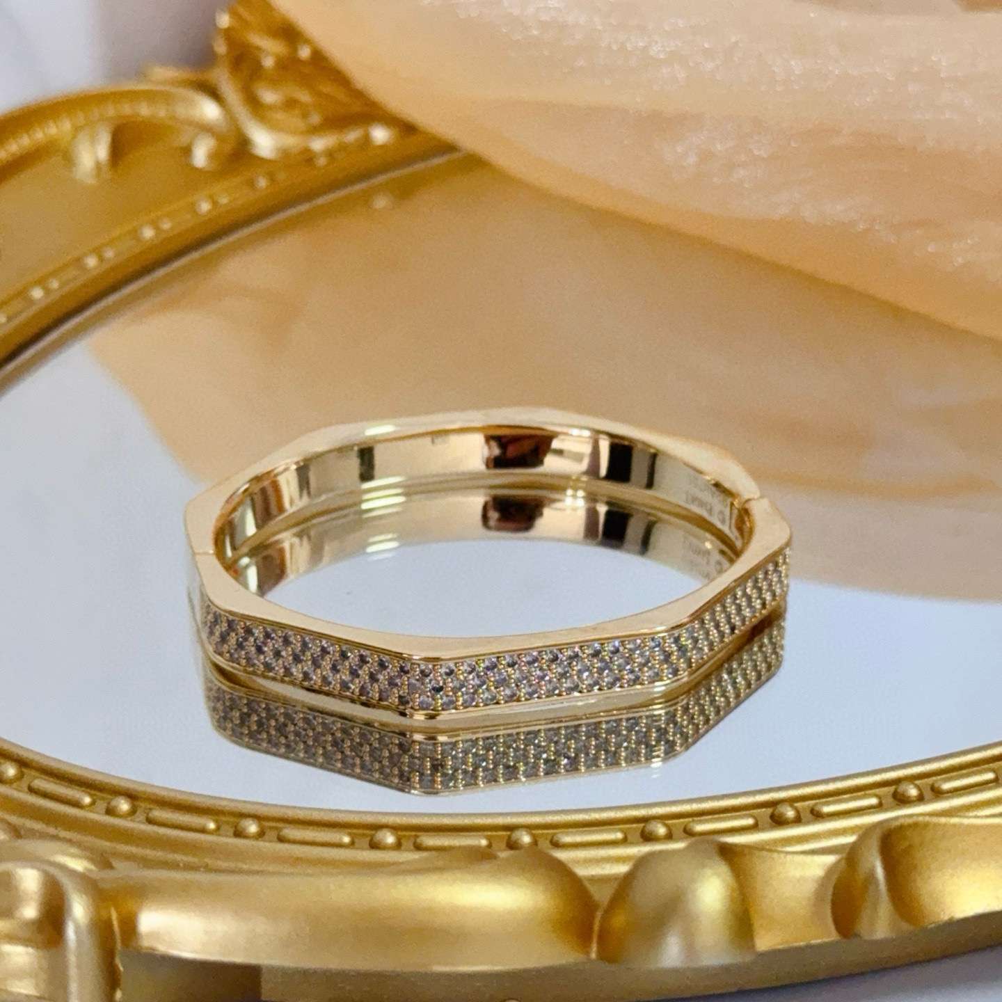 Piaget伯爵手镯， 高端定制版本 镶嵌钻工艺 ，V金材质 ，细节处尽显奢华。金属质感与纹理相互映衬，