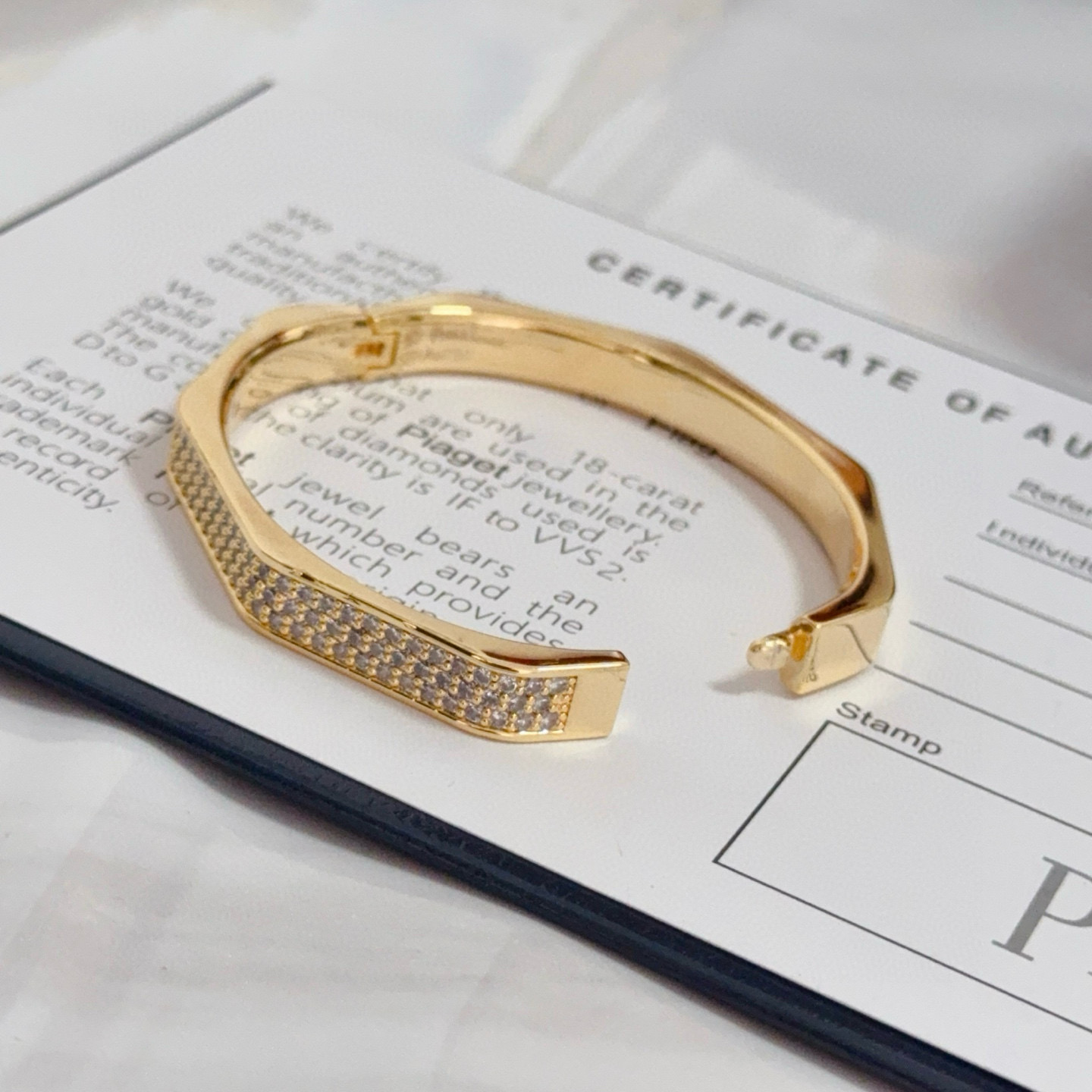 Piaget伯爵手镯， 高端定制版本 镶嵌钻工艺 ，V金材质 ，细节处尽显奢华。金属质感与纹理相互映衬，