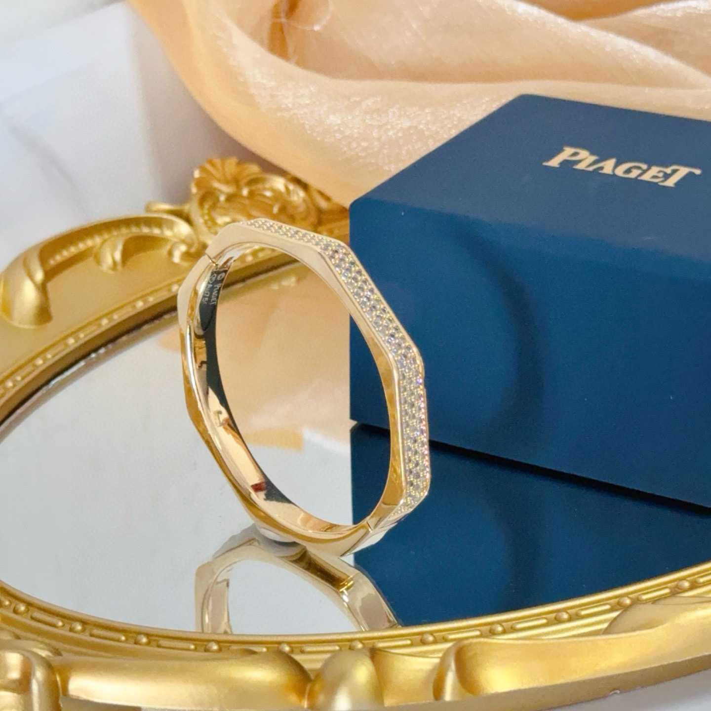 Piaget伯爵手镯， 高端定制版本 镶嵌钻工艺 ，V金材质 ，细节处尽显奢华。金属质感与纹理相互映衬，