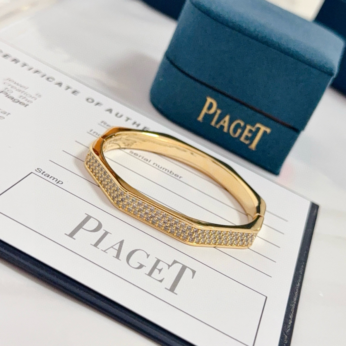 Piaget伯爵手镯， 高端定制版本 镶嵌钻工艺 ，V金材质 ，细节处尽显奢华。金属质感与纹理相互映衬，