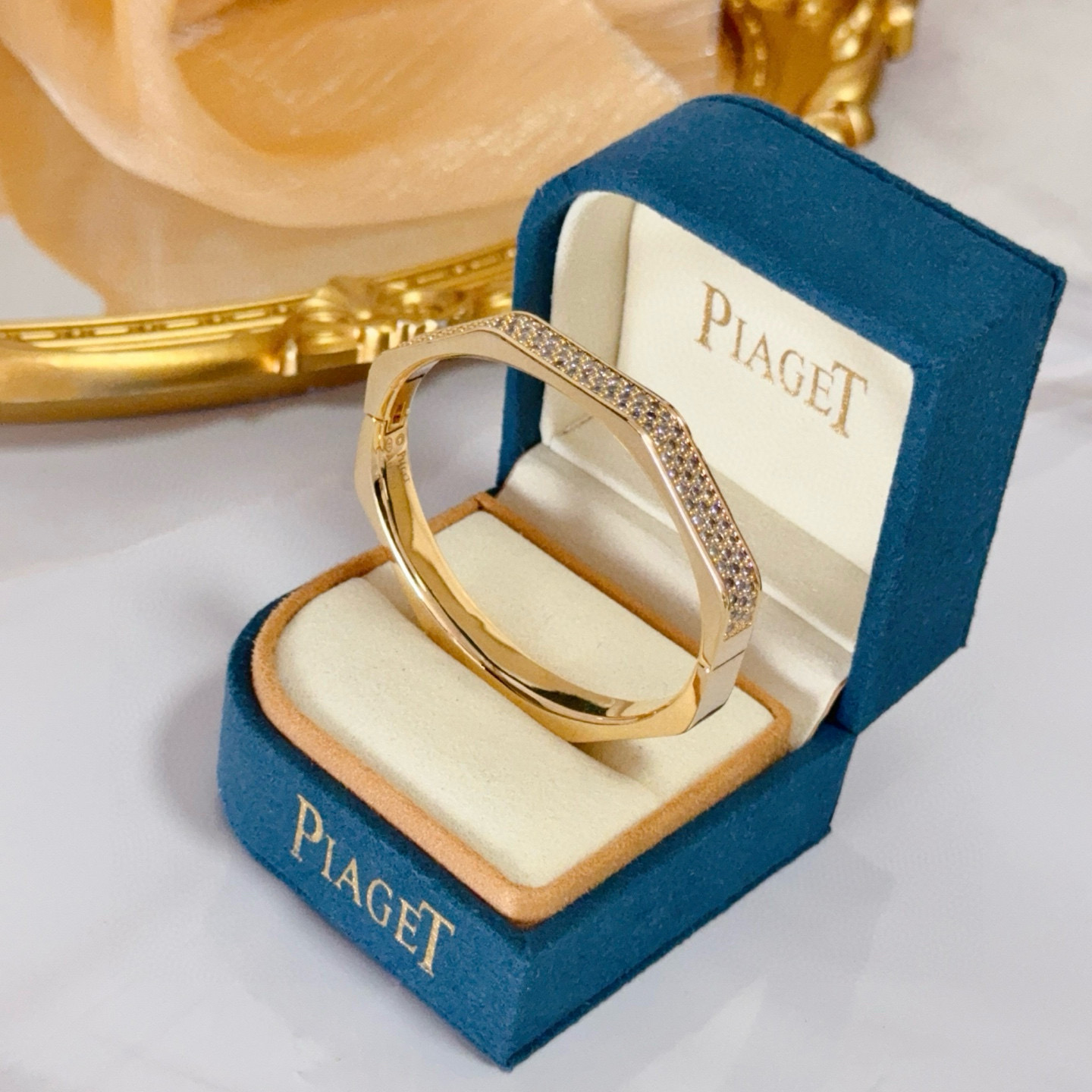 Piaget伯爵手镯， 高端定制版本 镶嵌钻工艺 ，V金材质 ，细节处尽显奢华。金属质感与纹理相互映衬，