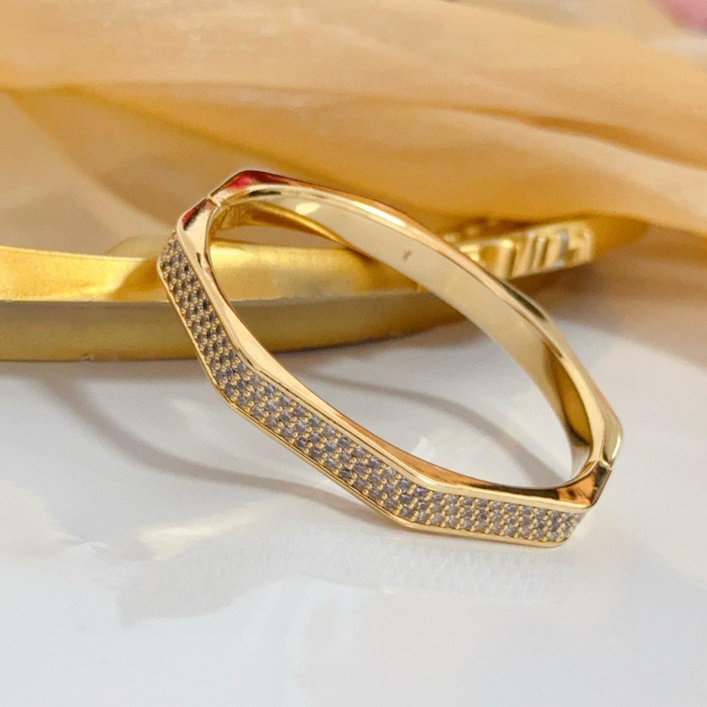 Piaget伯爵手镯， 高端定制版本 镶嵌钻工艺 ，V金材质 ，细节处尽显奢华。金属质感与纹理相互映衬，