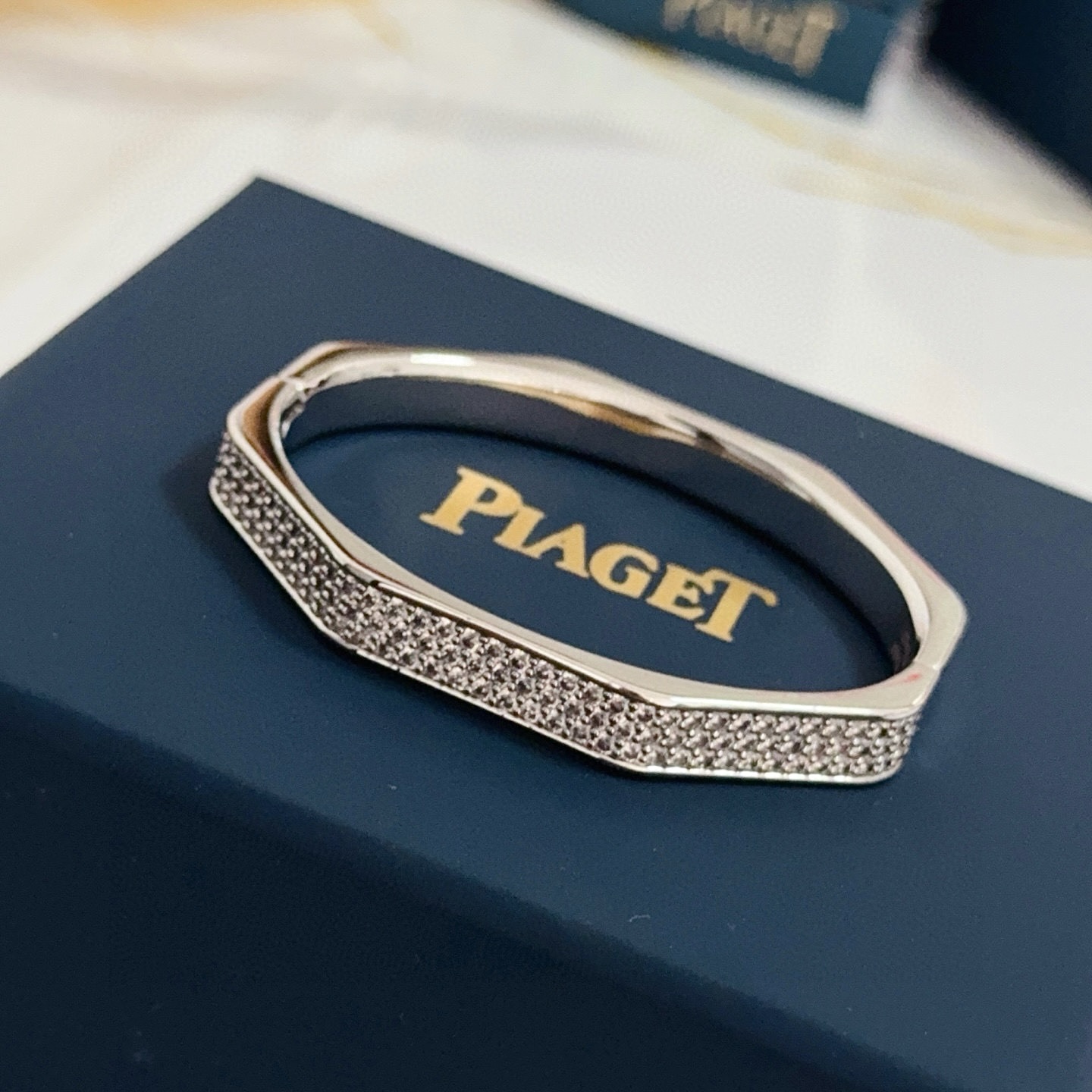 Piaget伯爵手镯， 高端定制版本 镶嵌钻工艺 ，V金材质 ，细节处尽显奢华。金属质感与纹理相互映衬，