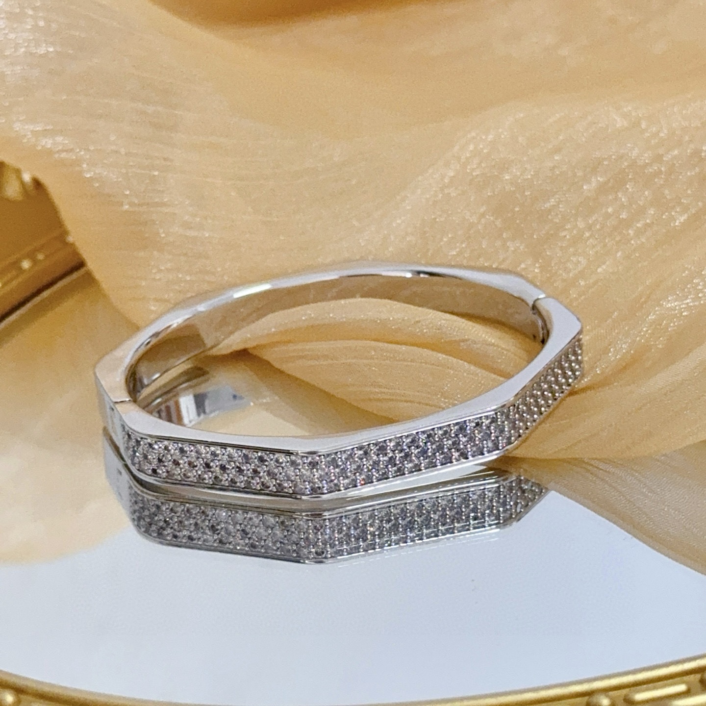 Piaget伯爵手镯， 高端定制版本 镶嵌钻工艺 ，V金材质 ，细节处尽显奢华。金属质感与纹理相互映衬，