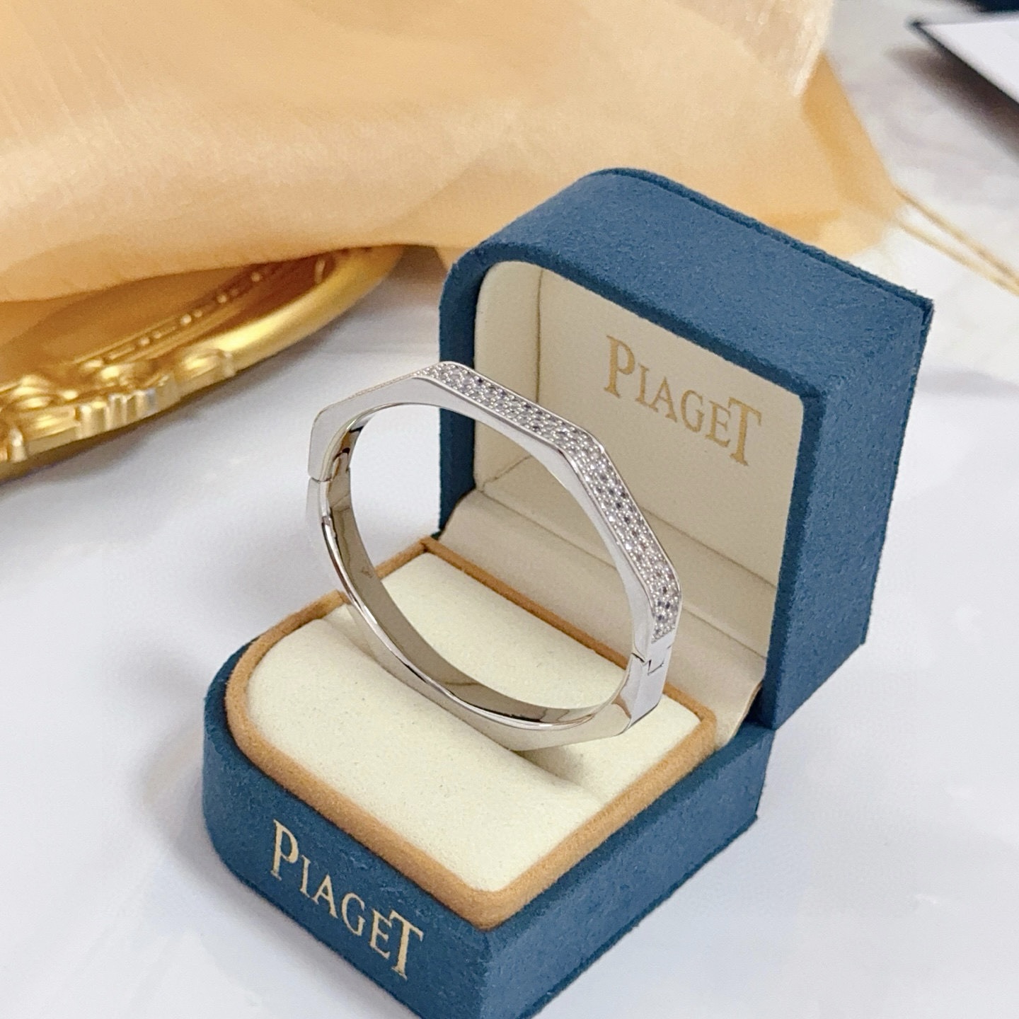 Piaget伯爵手镯， 高端定制版本 镶嵌钻工艺 ，V金材质 ，细节处尽显奢华。金属质感与纹理相互映衬，