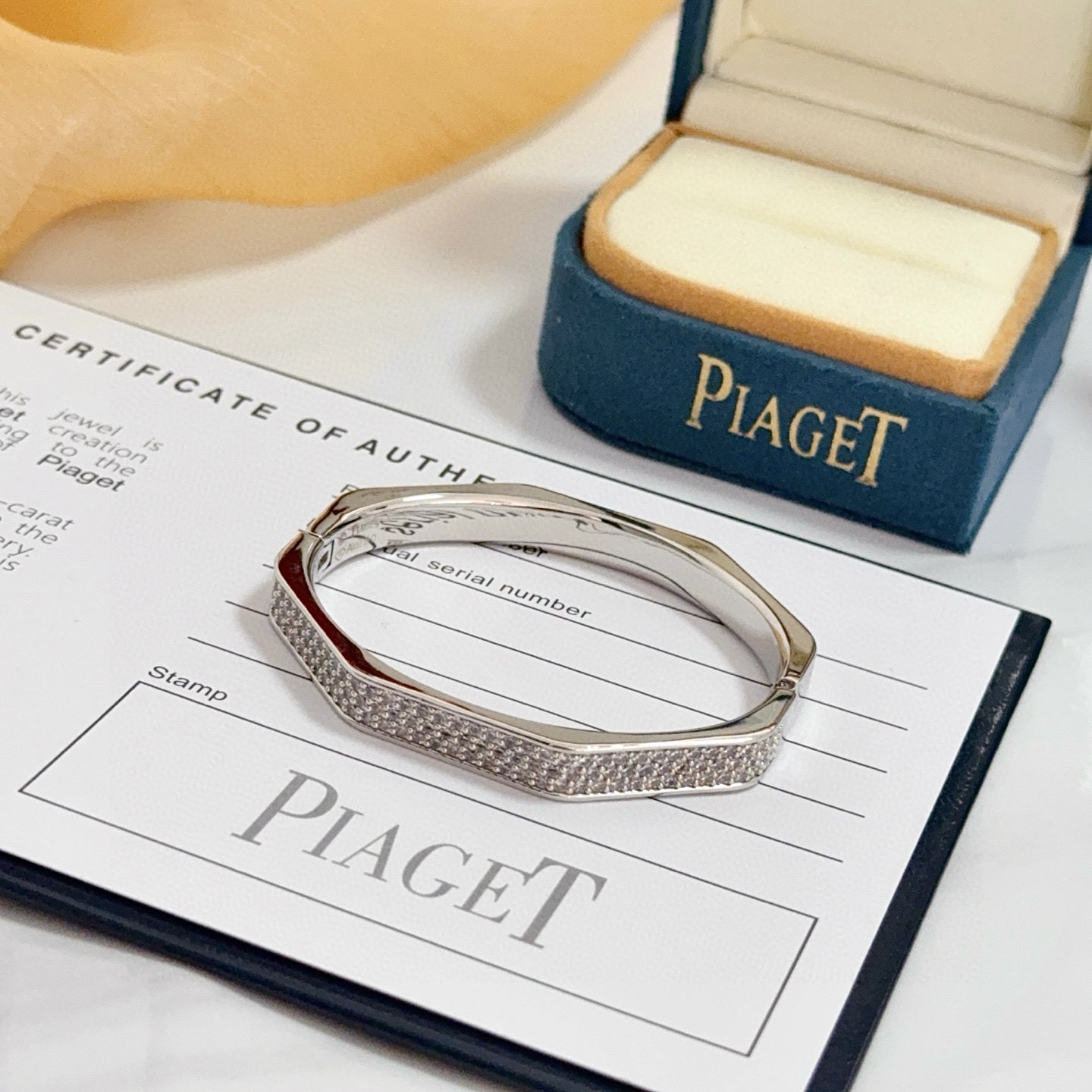 Piaget伯爵手镯， 高端定制版本 镶嵌钻工艺 ，V金材质 ，细节处尽显奢华。金属质感与纹理相互映衬，