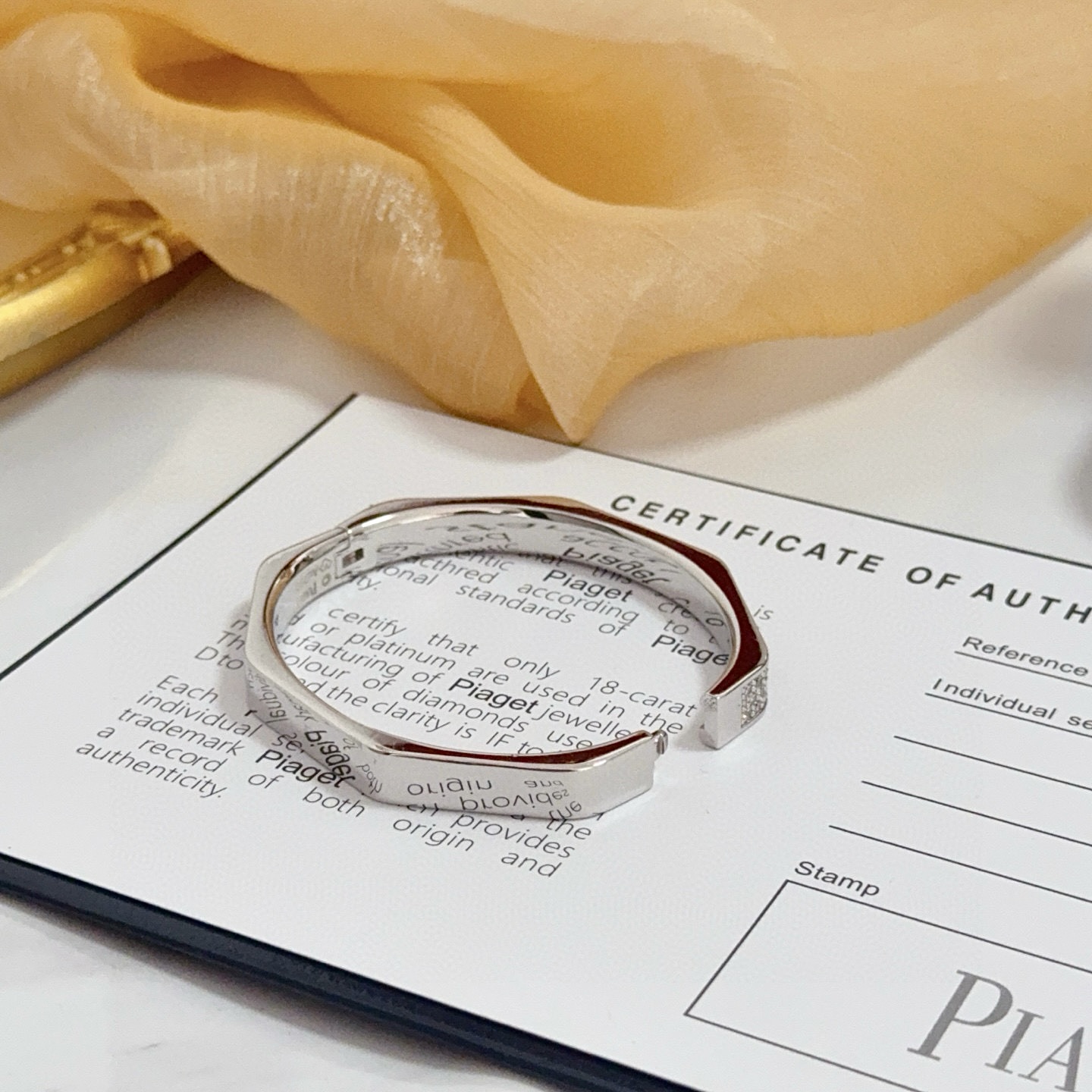 Piaget伯爵手镯， 高端定制版本 镶嵌钻工艺 ，V金材质 ，细节处尽显奢华。金属质感与纹理相互映衬，