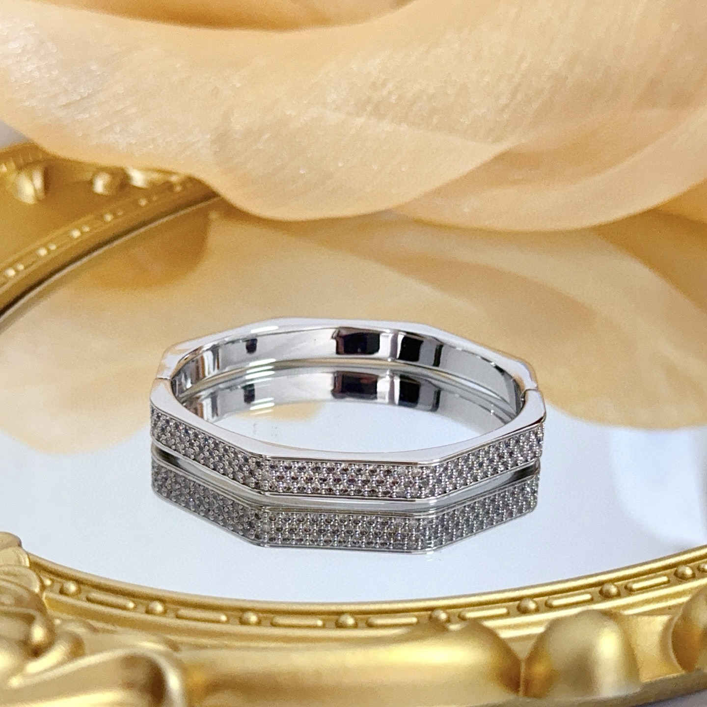 Piaget伯爵手镯， 高端定制版本 镶嵌钻工艺 ，V金材质 ，细节处尽显奢华。金属质感与纹理相互映衬，