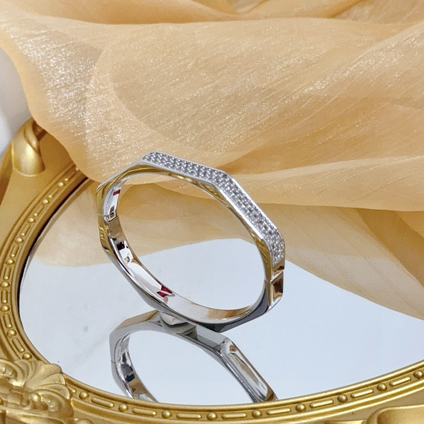 Piaget伯爵手镯， 高端定制版本 镶嵌钻工艺 ，V金材质 ，细节处尽显奢华。金属质感与纹理相互映衬，