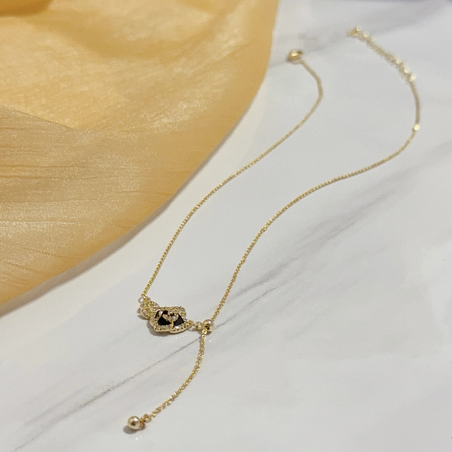 Piaget伯爵项链 高端定制版本 镶嵌钻工艺 ，V金材质 ，细节处尽显奢华。金属质感与纹理相互映衬，光