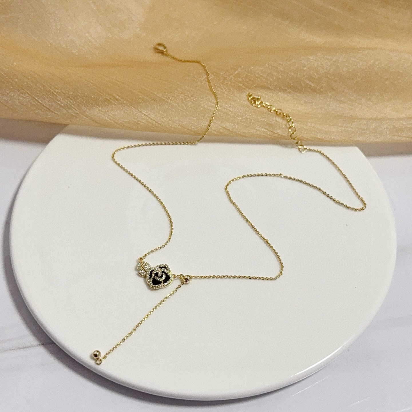 Piaget伯爵项链 高端定制版本 镶嵌钻工艺 ，V金材质 ，细节处尽显奢华。金属质感与纹理相互映衬，光