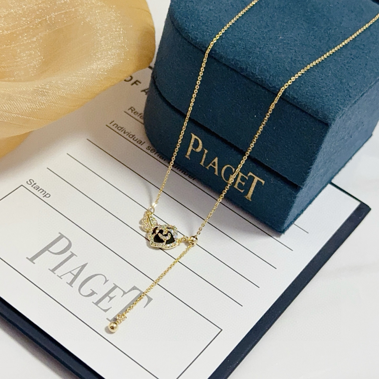 Piaget伯爵项链 高端定制版本 镶嵌钻工艺 ，V金材质 ，细节处尽显奢华。金属质感与纹理相互映衬，光