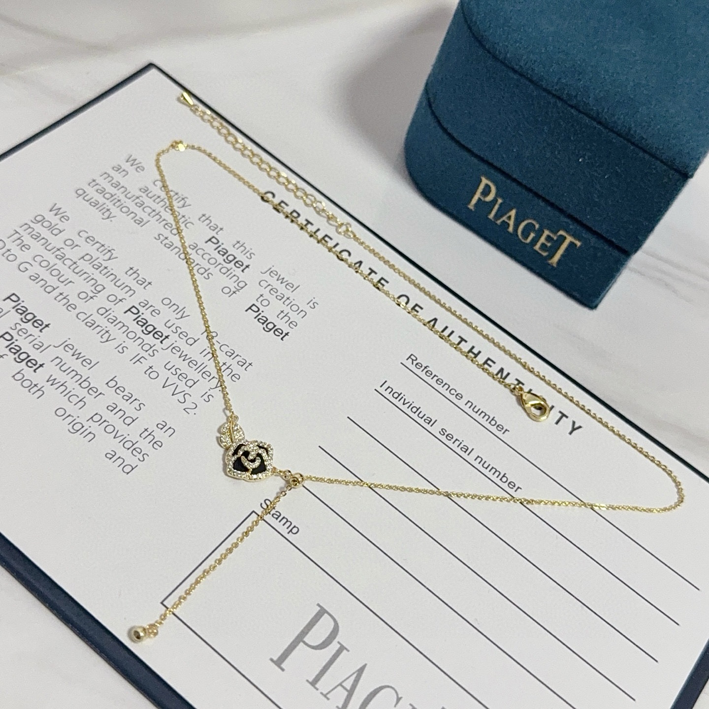 Piaget伯爵项链 高端定制版本 镶嵌钻工艺 ，V金材质 ，细节处尽显奢华。金属质感与纹理相互映衬，光