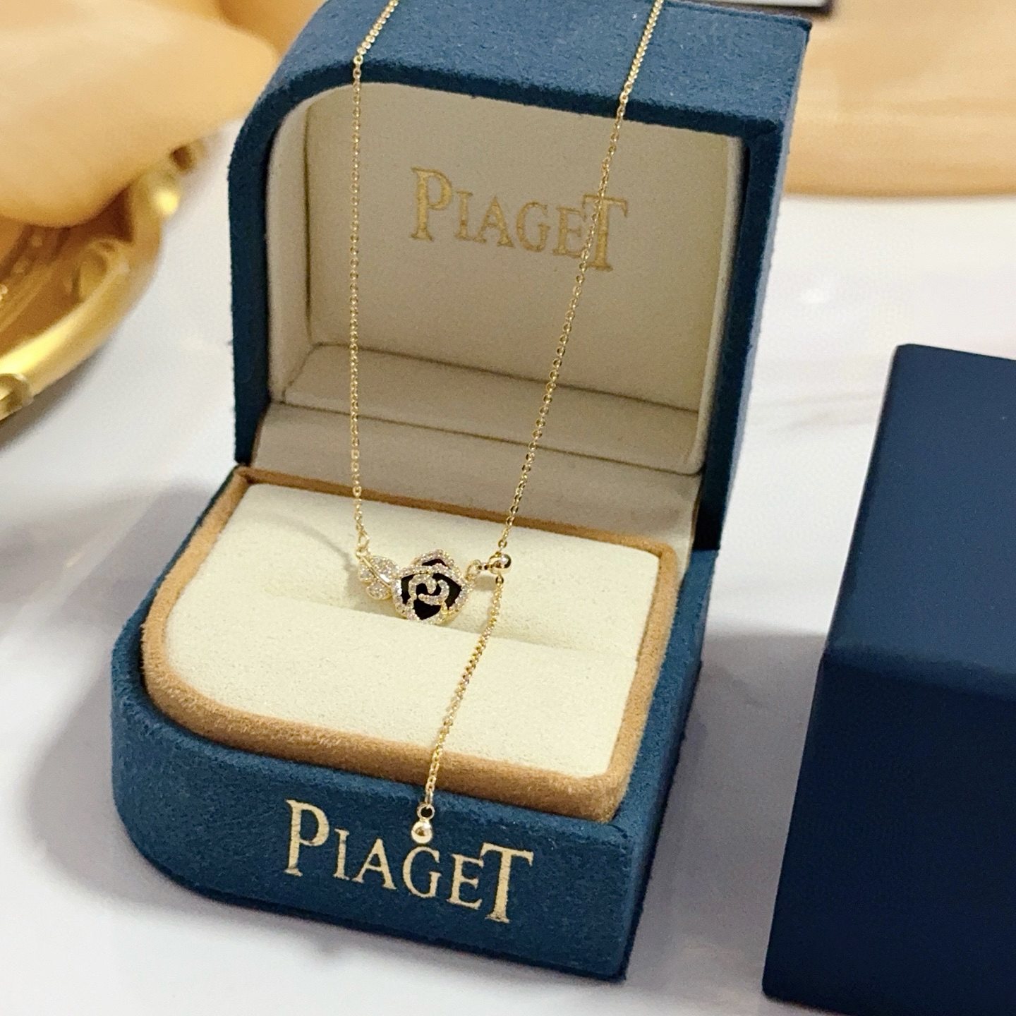 Piaget伯爵项链 高端定制版本 镶嵌钻工艺 ，V金材质 ，细节处尽显奢华。金属质感与纹理相互映衬，光
