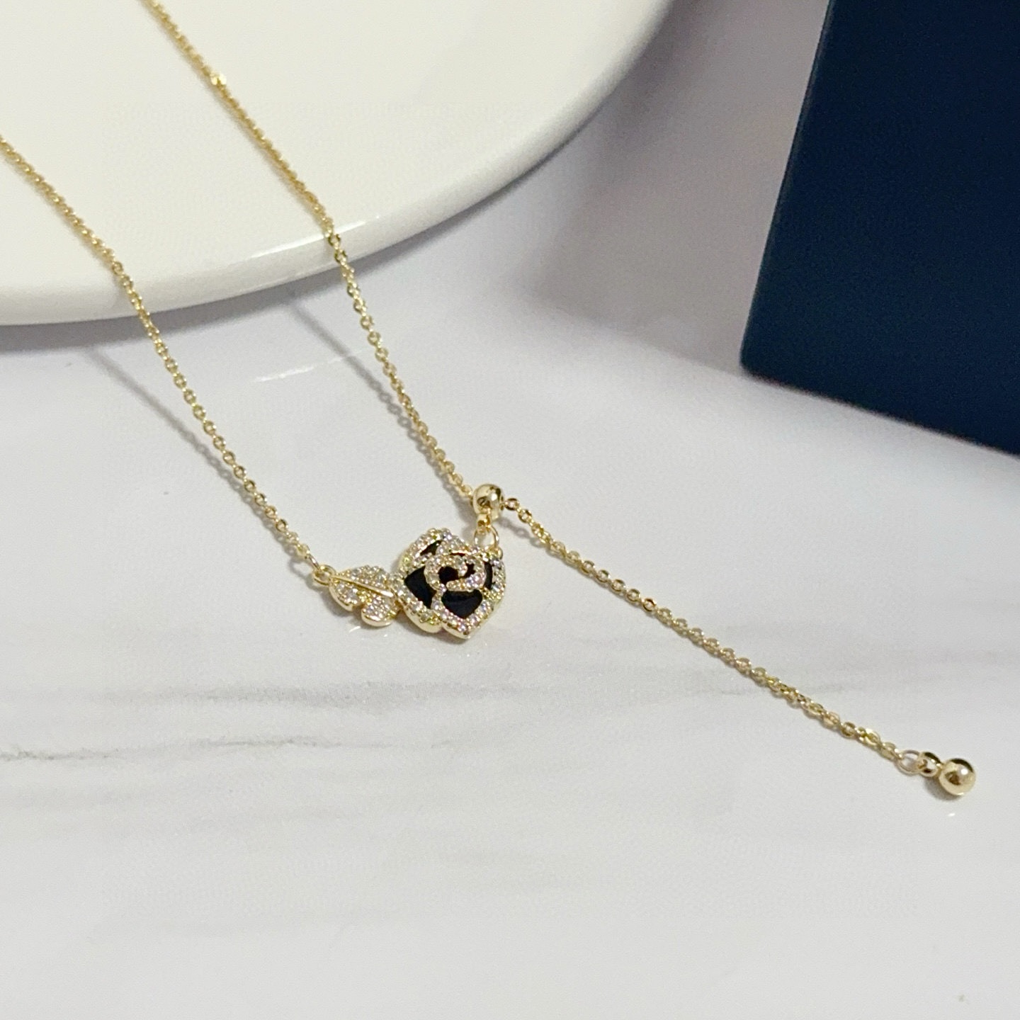 Piaget伯爵项链 高端定制版本 镶嵌钻工艺 ，V金材质 ，细节处尽显奢华。金属质感与纹理相互映衬，光