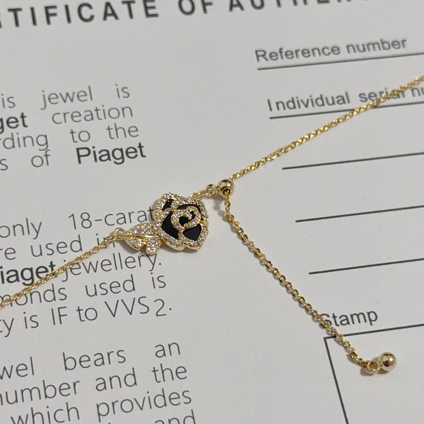 Piaget伯爵项链 高端定制版本 镶嵌钻工艺 ，V金材质 ，细节处尽显奢华。金属质感与纹理相互映衬，光