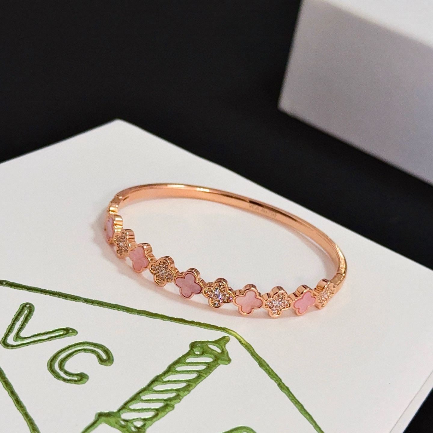 〔精工原版〕爆款 VCA四叶草🍀梵克雅宝手镯V金等级 经典之作 官网同款 时尚潮流 采用多层次金属雕刻设