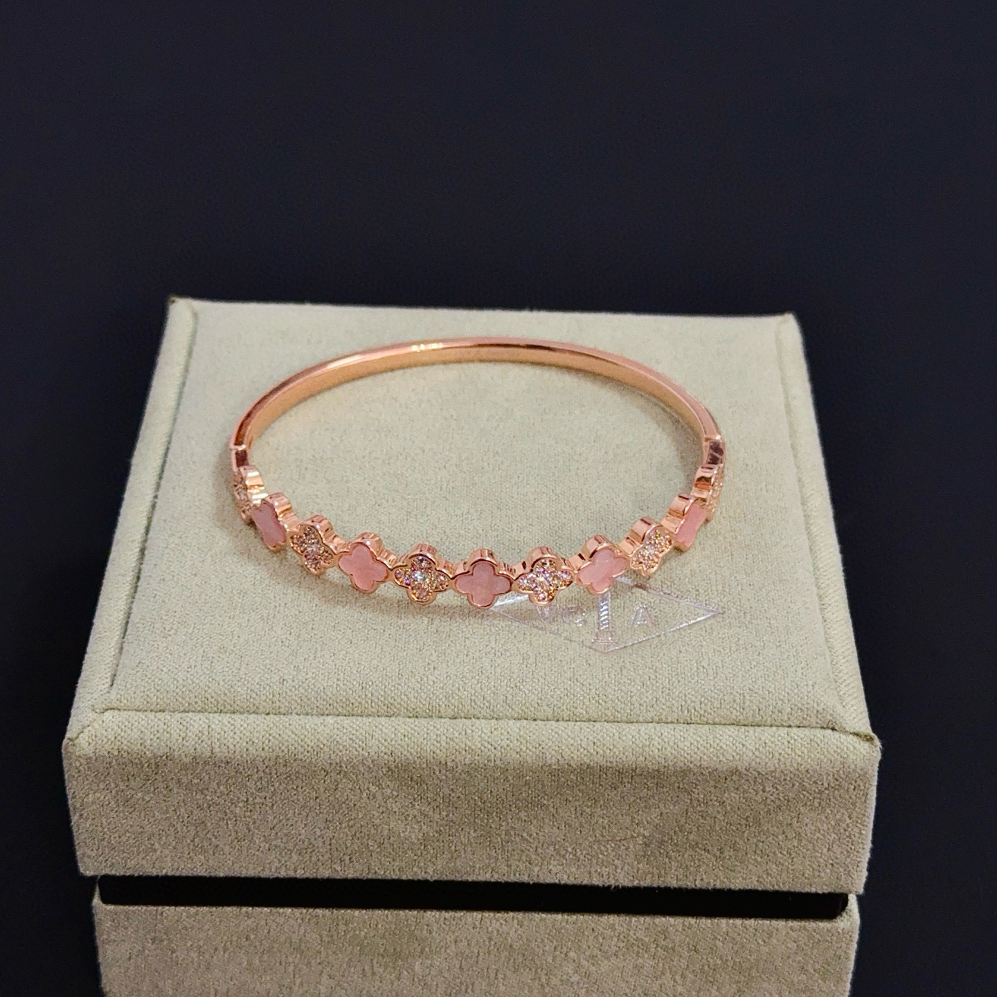 〔精工原版〕爆款 VCA四叶草🍀梵克雅宝手镯V金等级 经典之作 官网同款 时尚潮流 采用多层次金属雕刻设