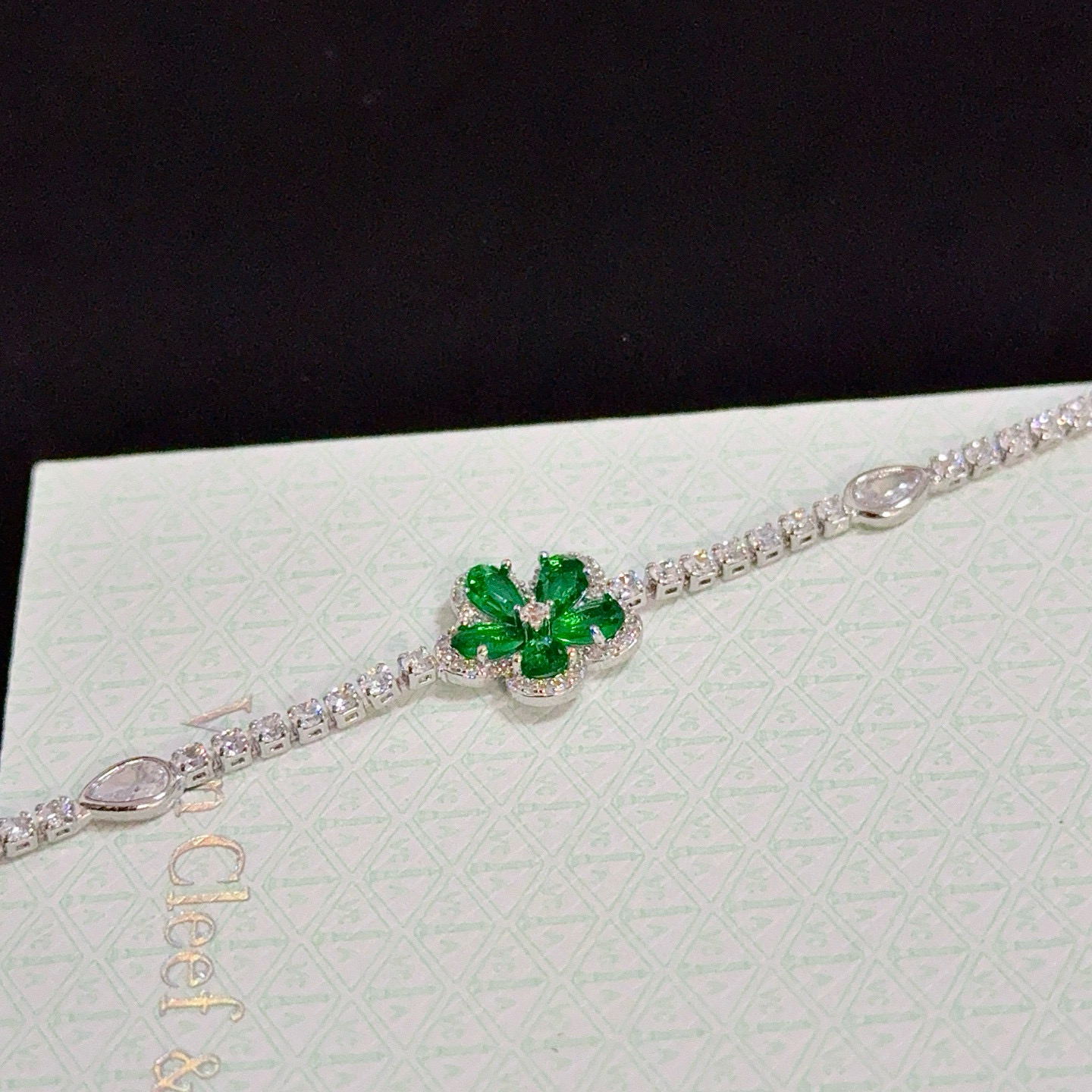 〔精工原版〕VCA四叶草🍀梵克雅🍛手链 经典之作 官网同款 时尚潮流 采用多层次金属雕设计 使花瓣更立体