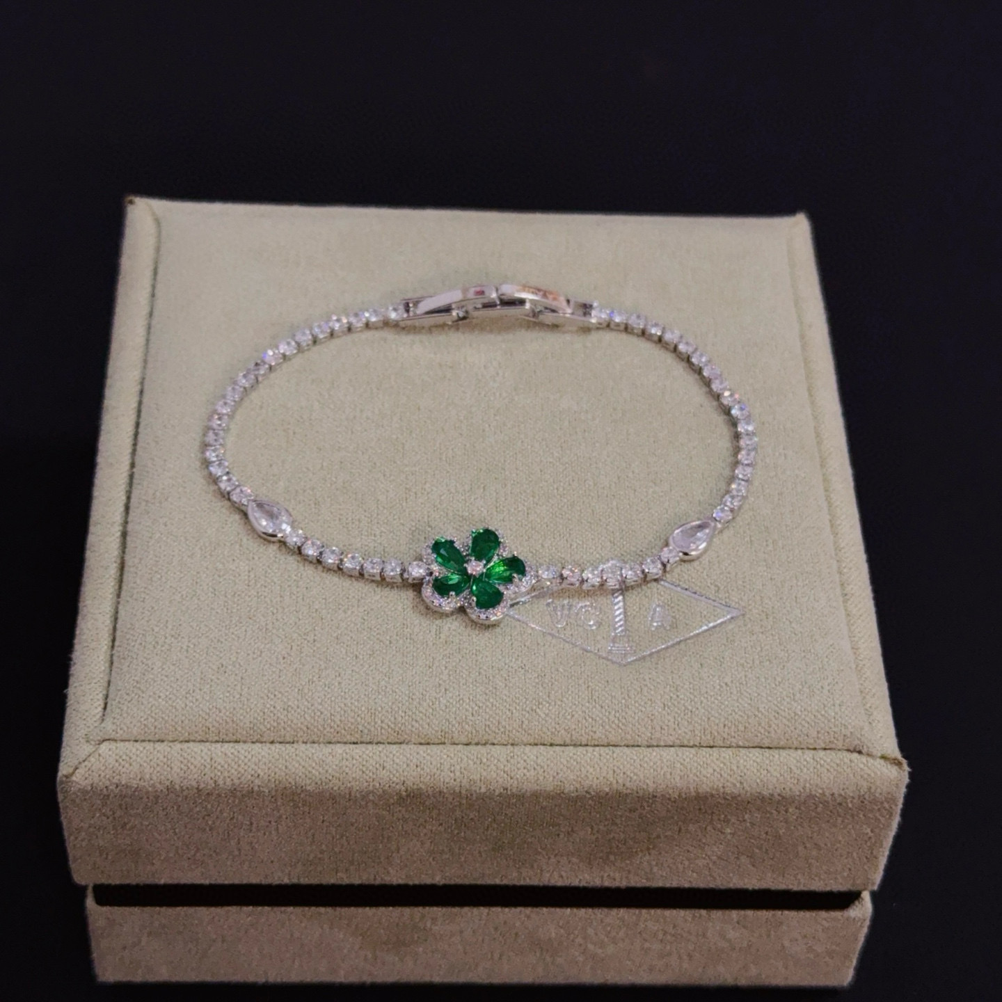 〔精工原版〕VCA四叶草🍀梵克雅🍛手链 经典之作 官网同款 时尚潮流 采用多层次金属雕设计 使花瓣更立体