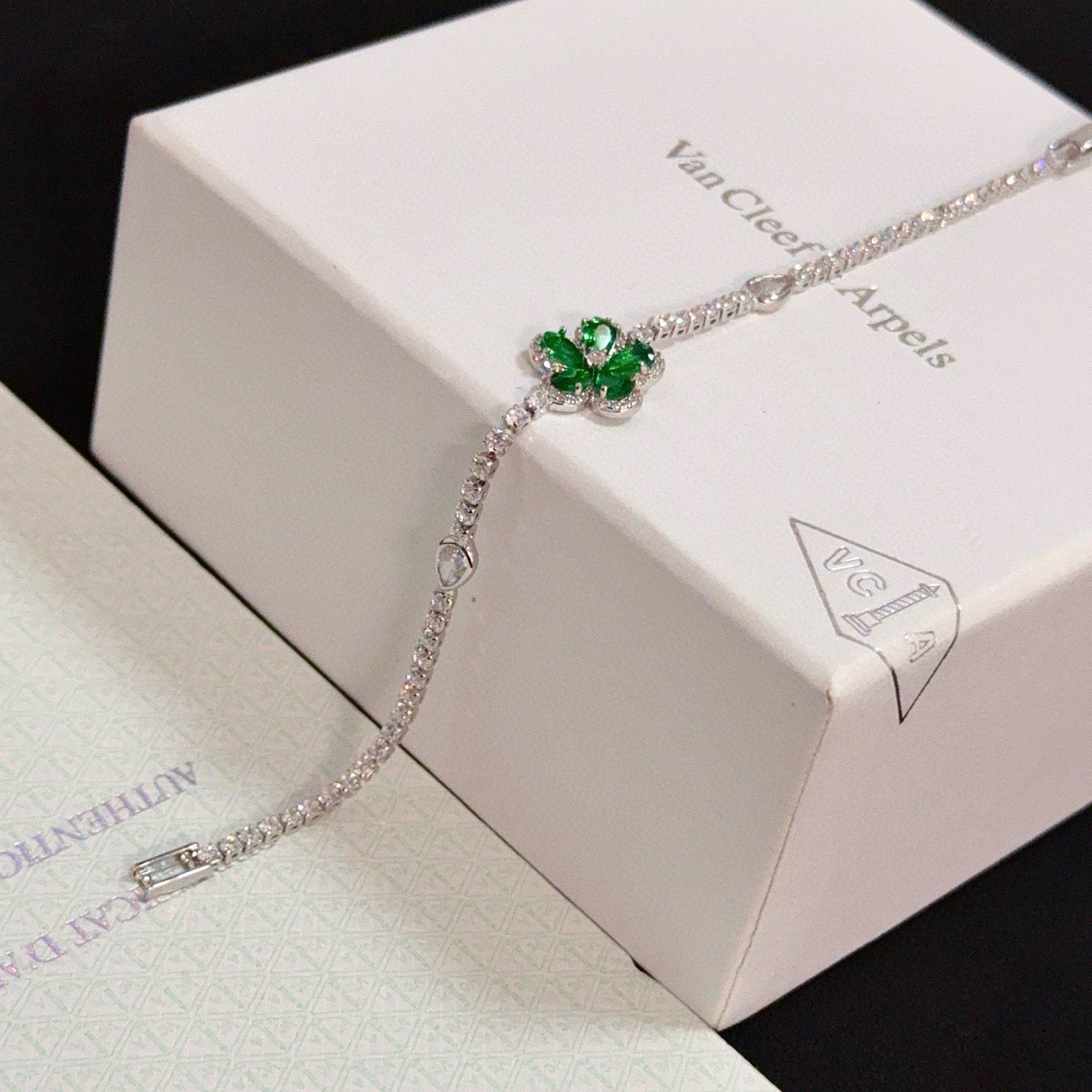 〔精工原版〕VCA四叶草🍀梵克雅🍛手链 经典之作 官网同款 时尚潮流 采用多层次金属雕设计 使花瓣更立体