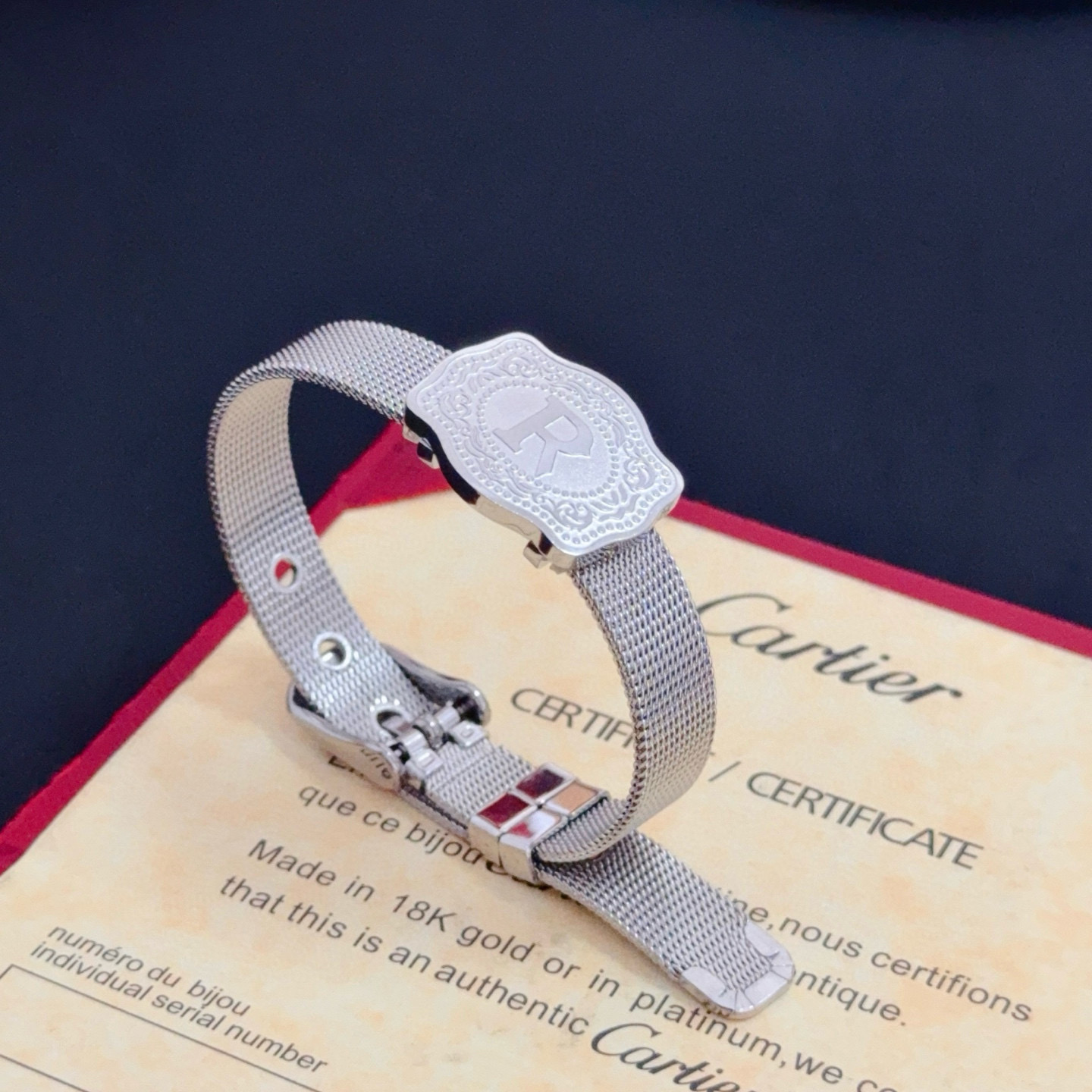 卡地亚镶钻手链 高端定制版本 镶嵌钻工艺 V金材质 经典而时尚风格 用凌厉线条重构爱情美学！打破常规，镶