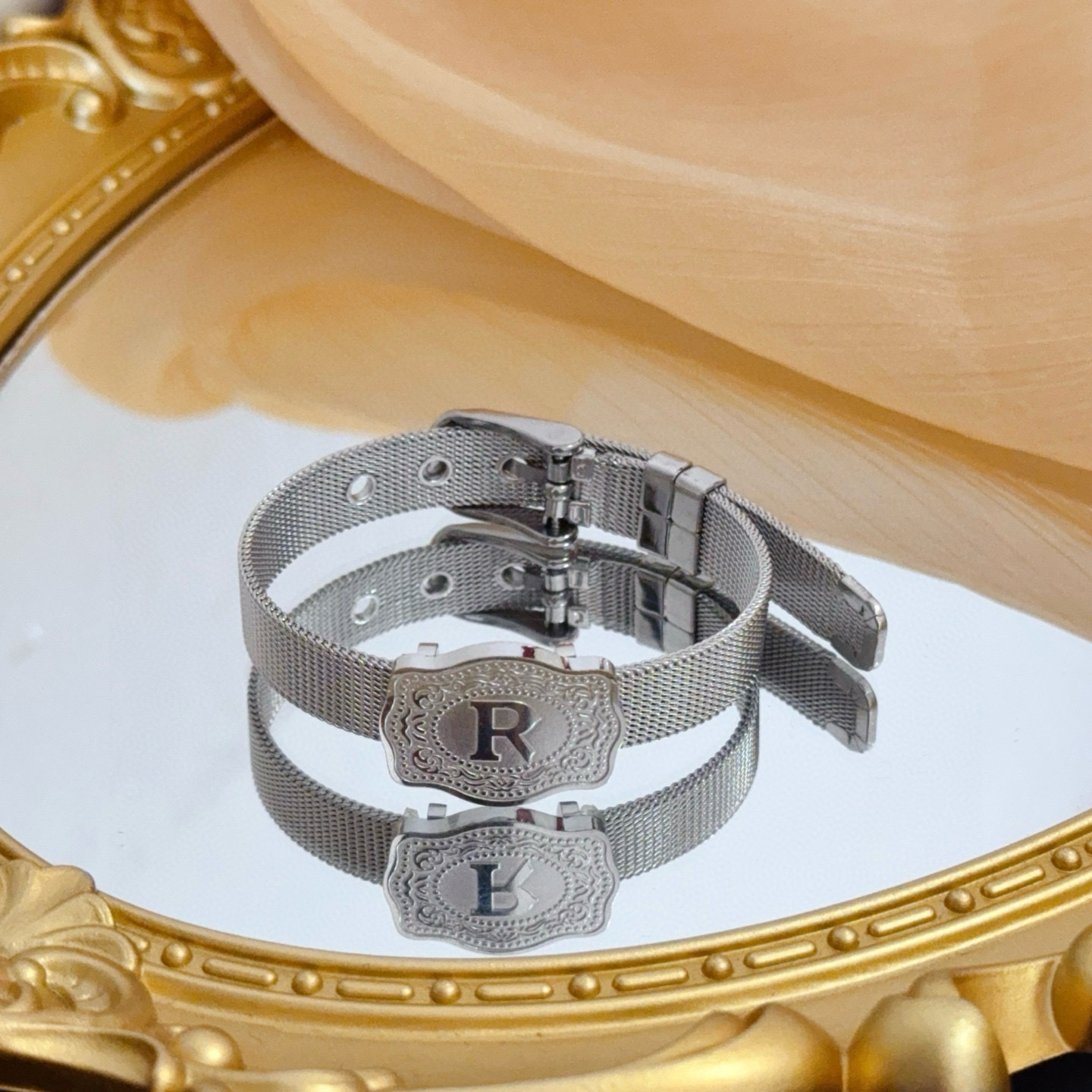 卡地亚镶钻手链 高端定制版本 镶嵌钻工艺 V金材质 经典而时尚风格 用凌厉线条重构爱情美学！打破常规，镶