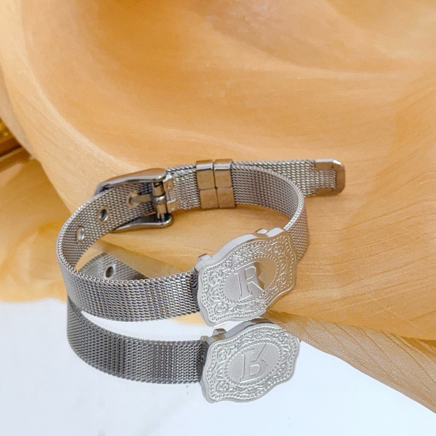 卡地亚镶钻手链 高端定制版本 镶嵌钻工艺 V金材质 经典而时尚风格 用凌厉线条重构爱情美学！打破常规，镶