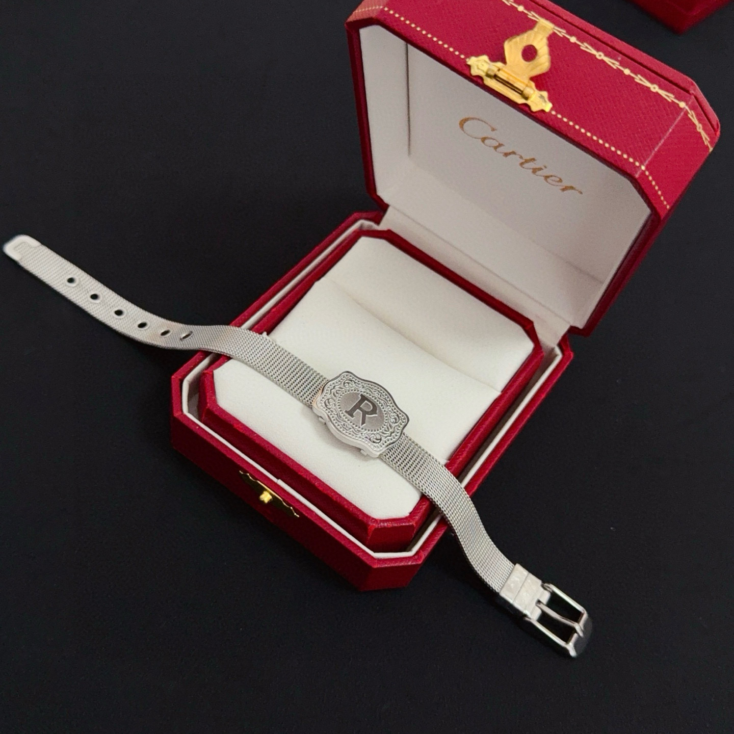 卡地亚镶钻手链 高端定制版本 镶嵌钻工艺 V金材质 经典而时尚风格 用凌厉线条重构爱情美学！打破常规，镶