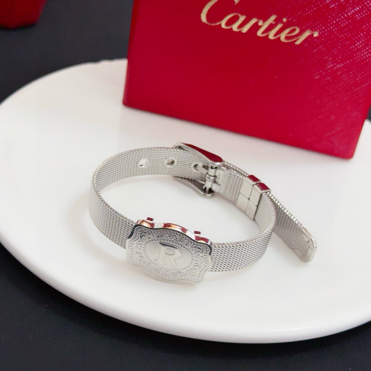 卡地亚镶钻手链 高端定制版本 镶嵌钻工艺 V金材质 经典而时尚风格 用凌厉线条重构爱情美学！打破常规，镶