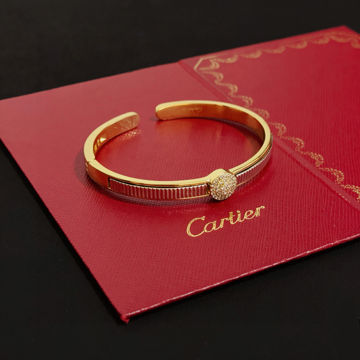 卡地亚镶钻手镯 高端定制版本 镶嵌钻工艺 V金材质 经典而时尚风格 用凌厉线条重构爱情美学！打破常规，镶