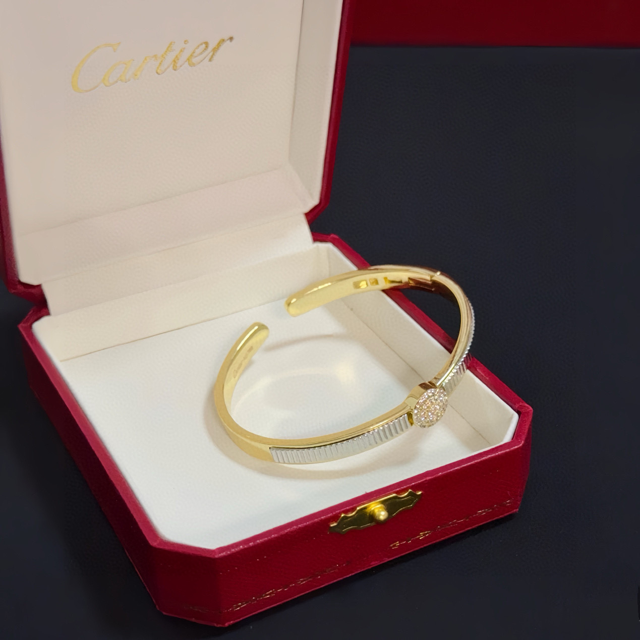 卡地亚镶钻手镯 高端定制版本 镶嵌钻工艺 V金材质 经典而时尚风格 用凌厉线条重构爱情美学！打破常规，镶