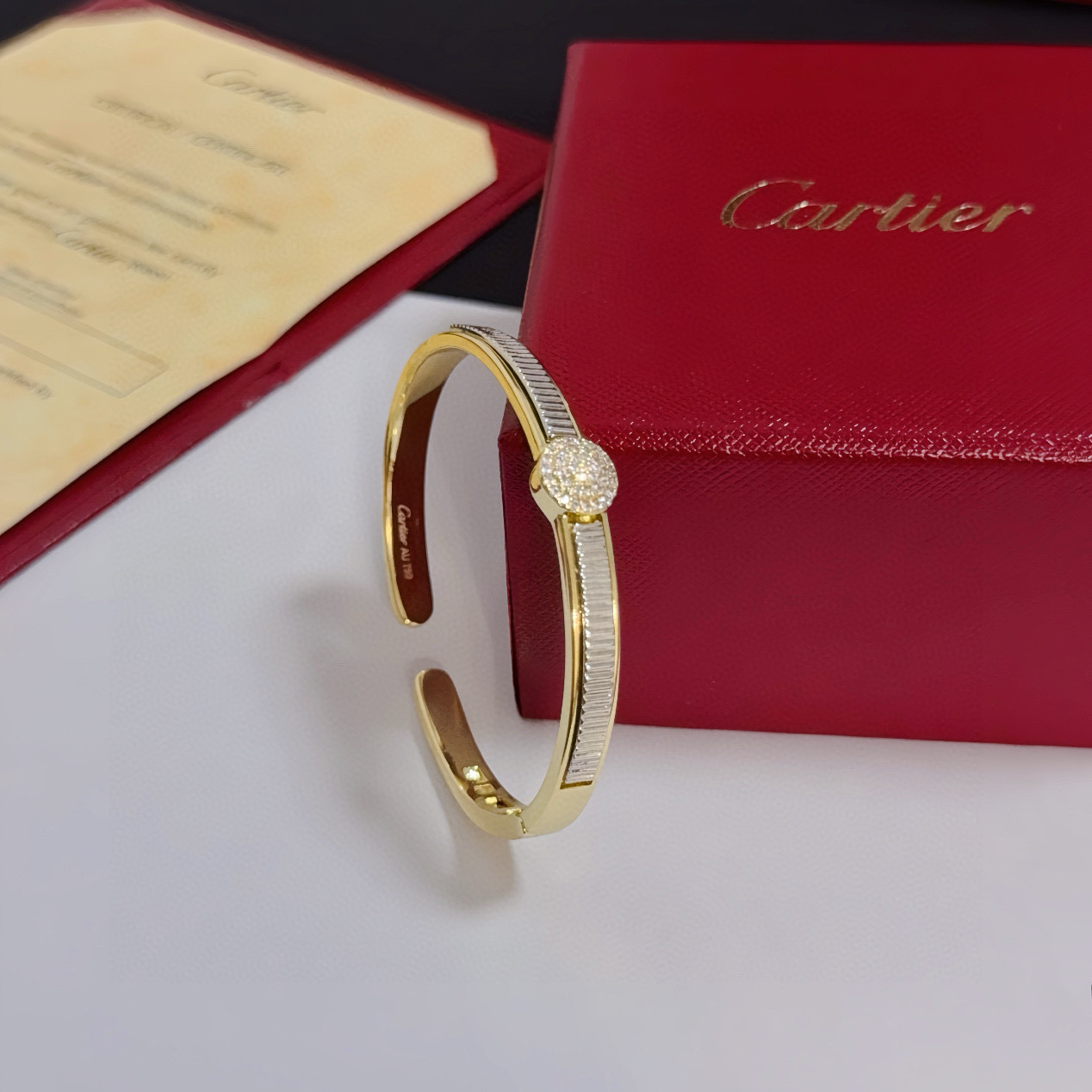 卡地亚镶钻手镯 高端定制版本 镶嵌钻工艺 V金材质 经典而时尚风格 用凌厉线条重构爱情美学！打破常规，镶