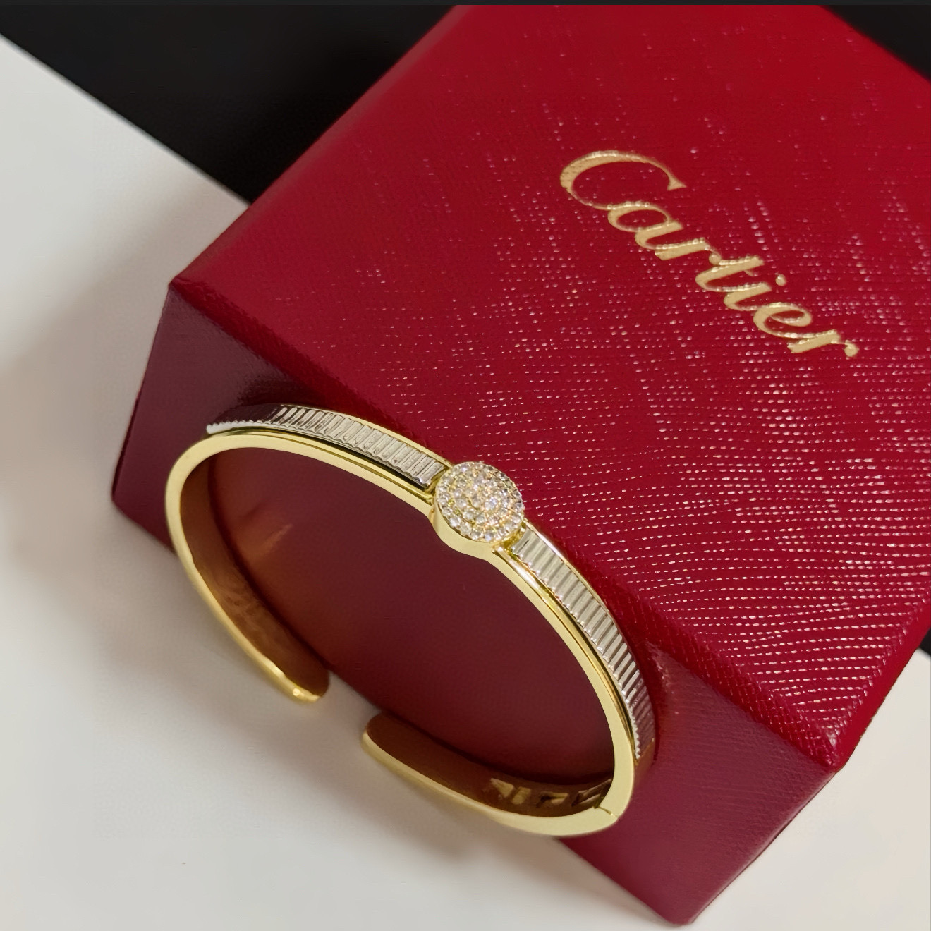 卡地亚镶钻手镯 高端定制版本 镶嵌钻工艺 V金材质 经典而时尚风格 用凌厉线条重构爱情美学！打破常规，镶