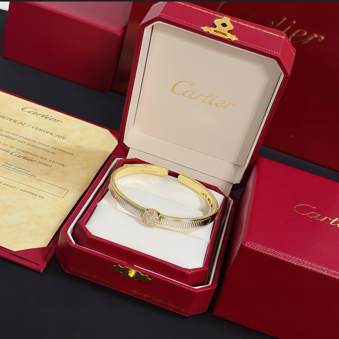 卡地亚镶钻手镯 高端定制版本 镶嵌钻工艺 V金材质 经典而时尚风格 用凌厉线条重构爱情美学！打破常规，镶