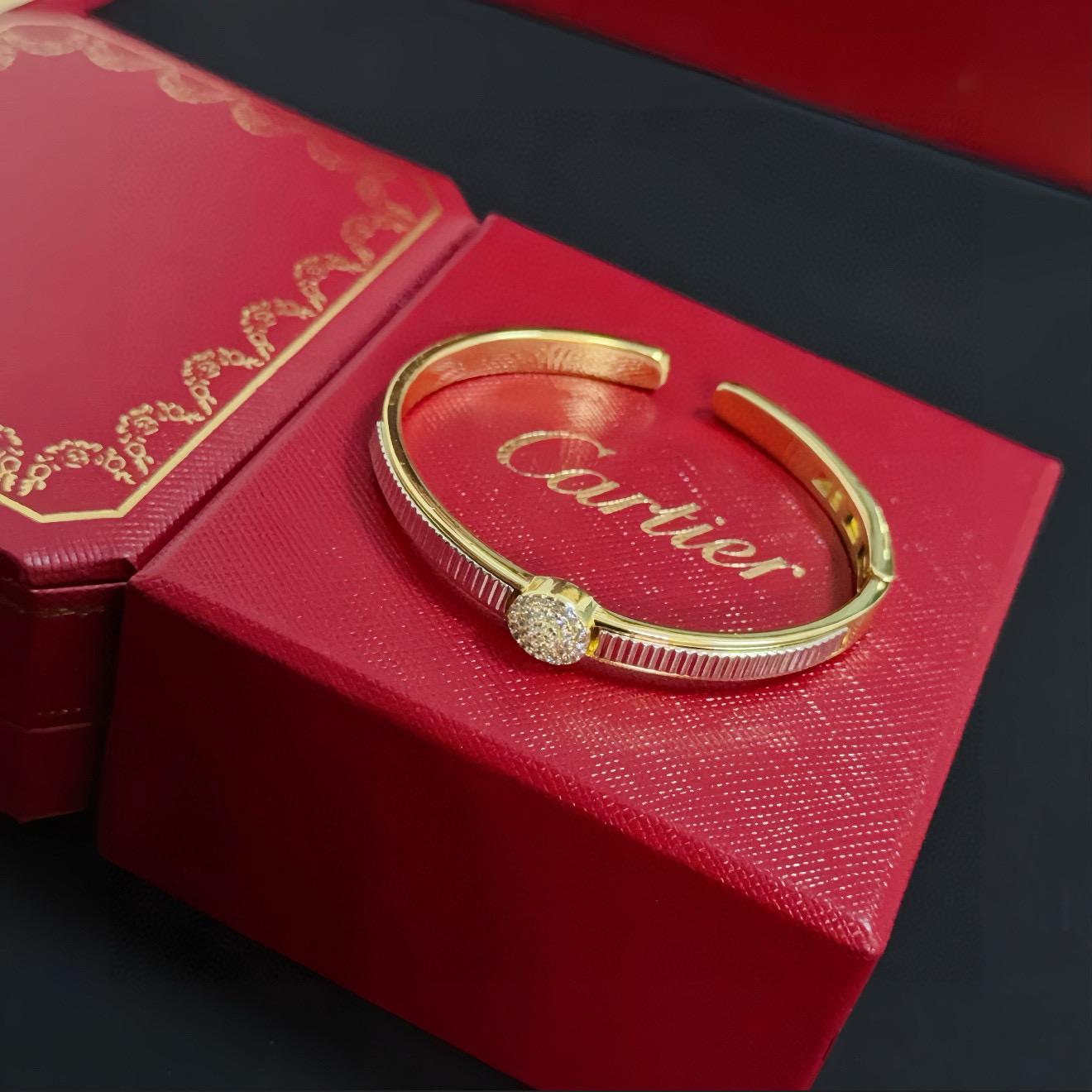 卡地亚镶钻手镯 高端定制版本 镶嵌钻工艺 V金材质 经典而时尚风格 用凌厉线条重构爱情美学！打破常规，镶