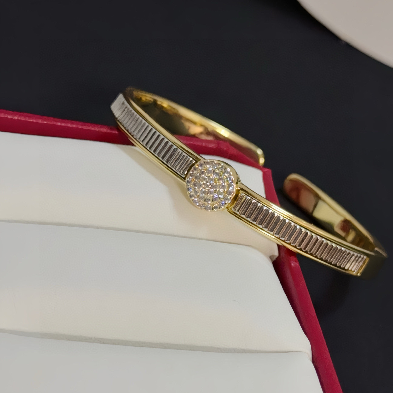 卡地亚镶钻手镯 高端定制版本 镶嵌钻工艺 V金材质 经典而时尚风格 用凌厉线条重构爱情美学！打破常规，镶