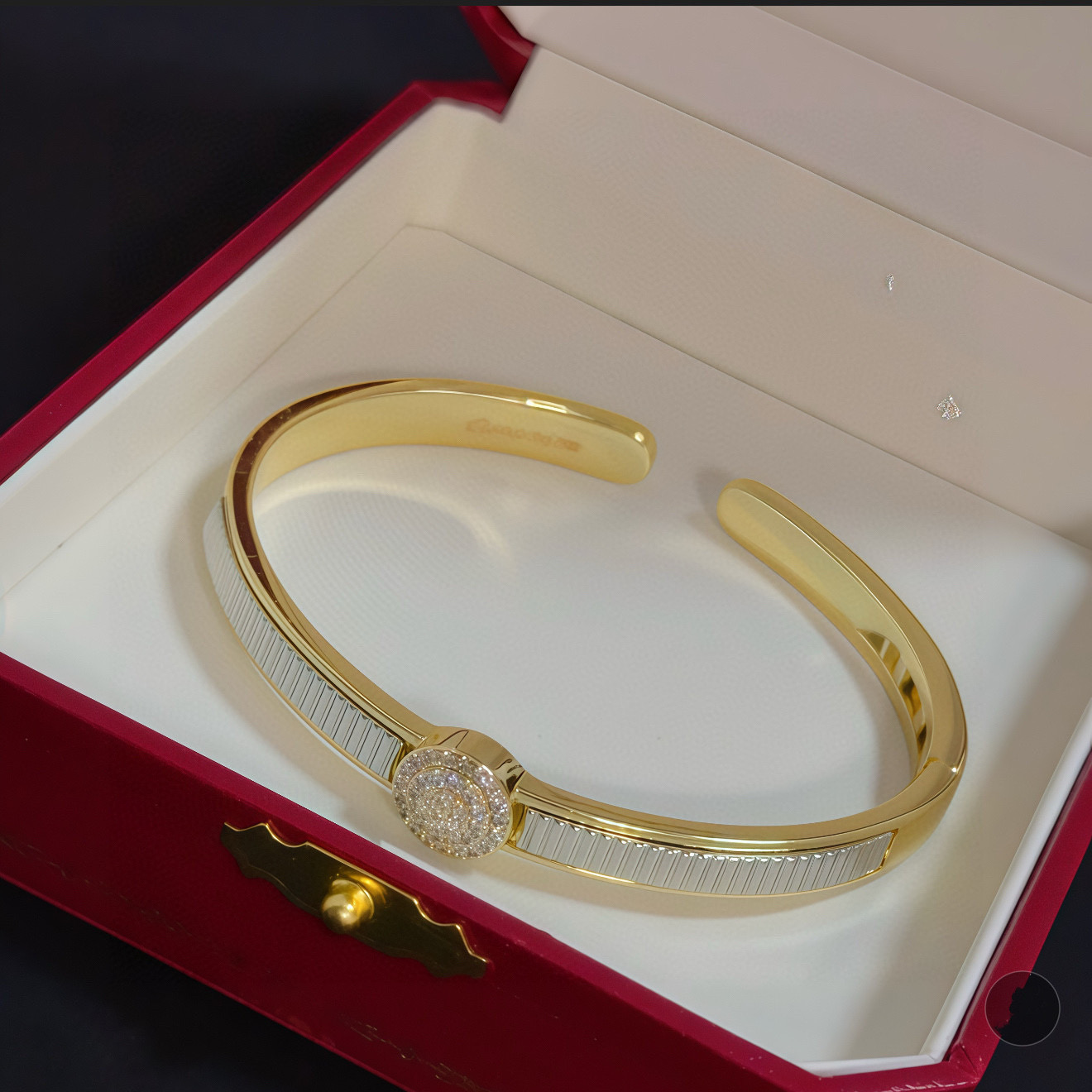 卡地亚镶钻手镯 高端定制版本 镶嵌钻工艺 V金材质 经典而时尚风格 用凌厉线条重构爱情美学！打破常规，镶