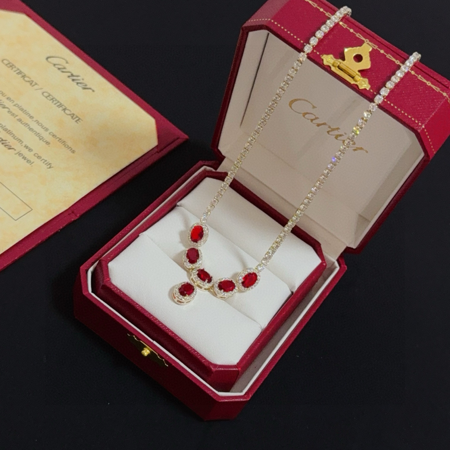 卡地亚镶钻项链 高端定制版本 镶嵌钻工艺 V金材质 经典而时尚风格 用凌厉线条重构爱情美学！打破常规，镶