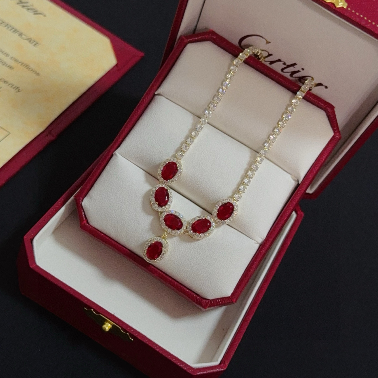 卡地亚镶钻项链 高端定制版本 镶嵌钻工艺 V金材质 经典而时尚风格 用凌厉线条重构爱情美学！打破常规，镶