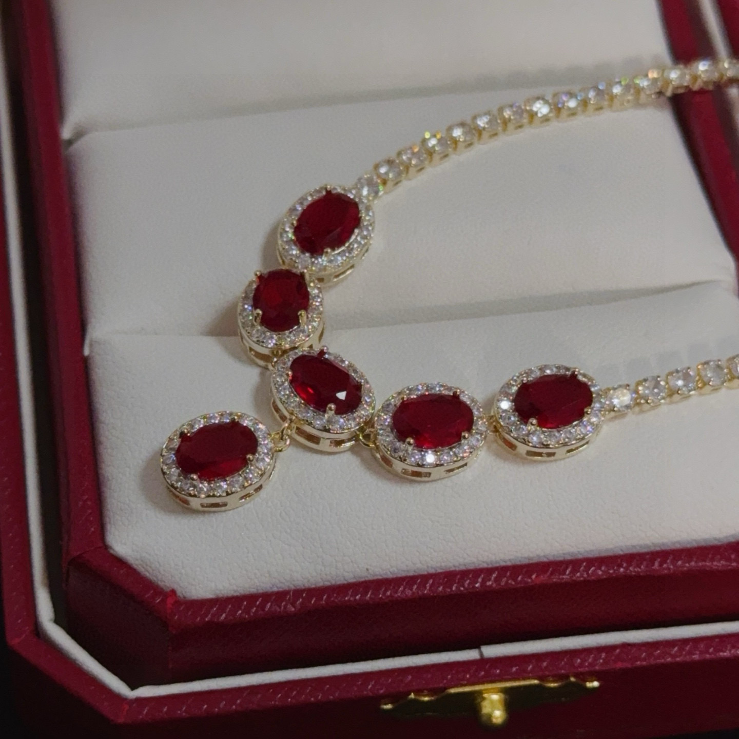 卡地亚镶钻项链 高端定制版本 镶嵌钻工艺 V金材质 经典而时尚风格 用凌厉线条重构爱情美学！打破常规，镶