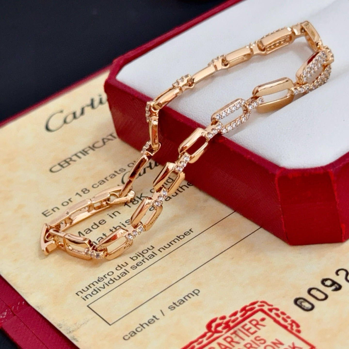 卡地亚镶钻手链 高端定制版本 镶嵌钻工艺 V金材质 经典而时尚风格 用凌厉线条重构爱情美学！打破常规，镶