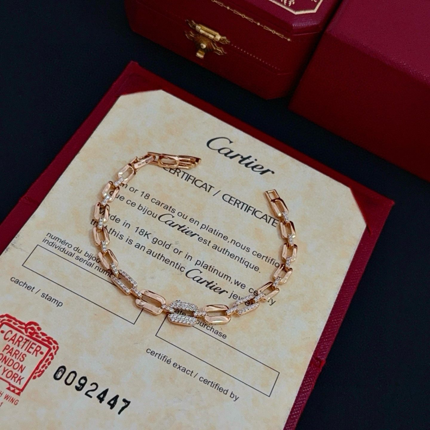 卡地亚镶钻手链 高端定制版本 镶嵌钻工艺 V金材质 经典而时尚风格 用凌厉线条重构爱情美学！打破常规，镶