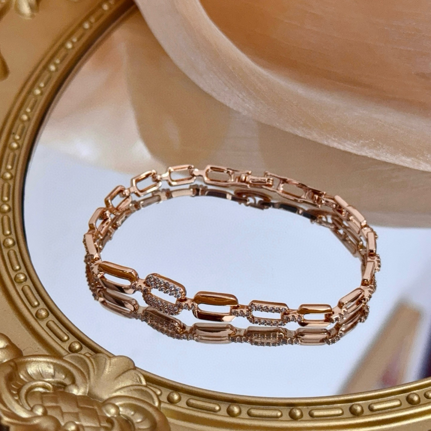 卡地亚镶钻手链 高端定制版本 镶嵌钻工艺 V金材质 经典而时尚风格 用凌厉线条重构爱情美学！打破常规，镶