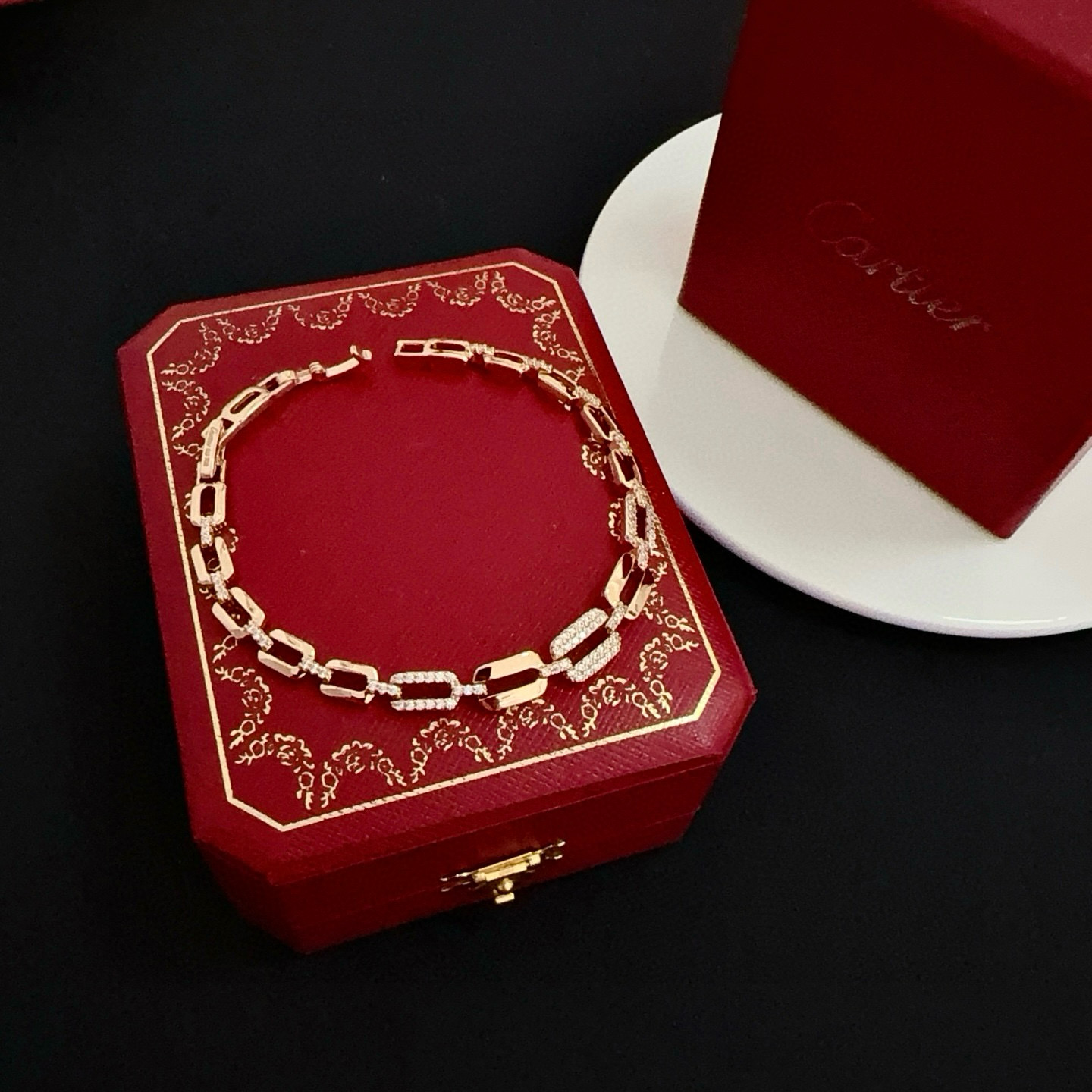 卡地亚镶钻手链 高端定制版本 镶嵌钻工艺 V金材质 经典而时尚风格 用凌厉线条重构爱情美学！打破常规，镶