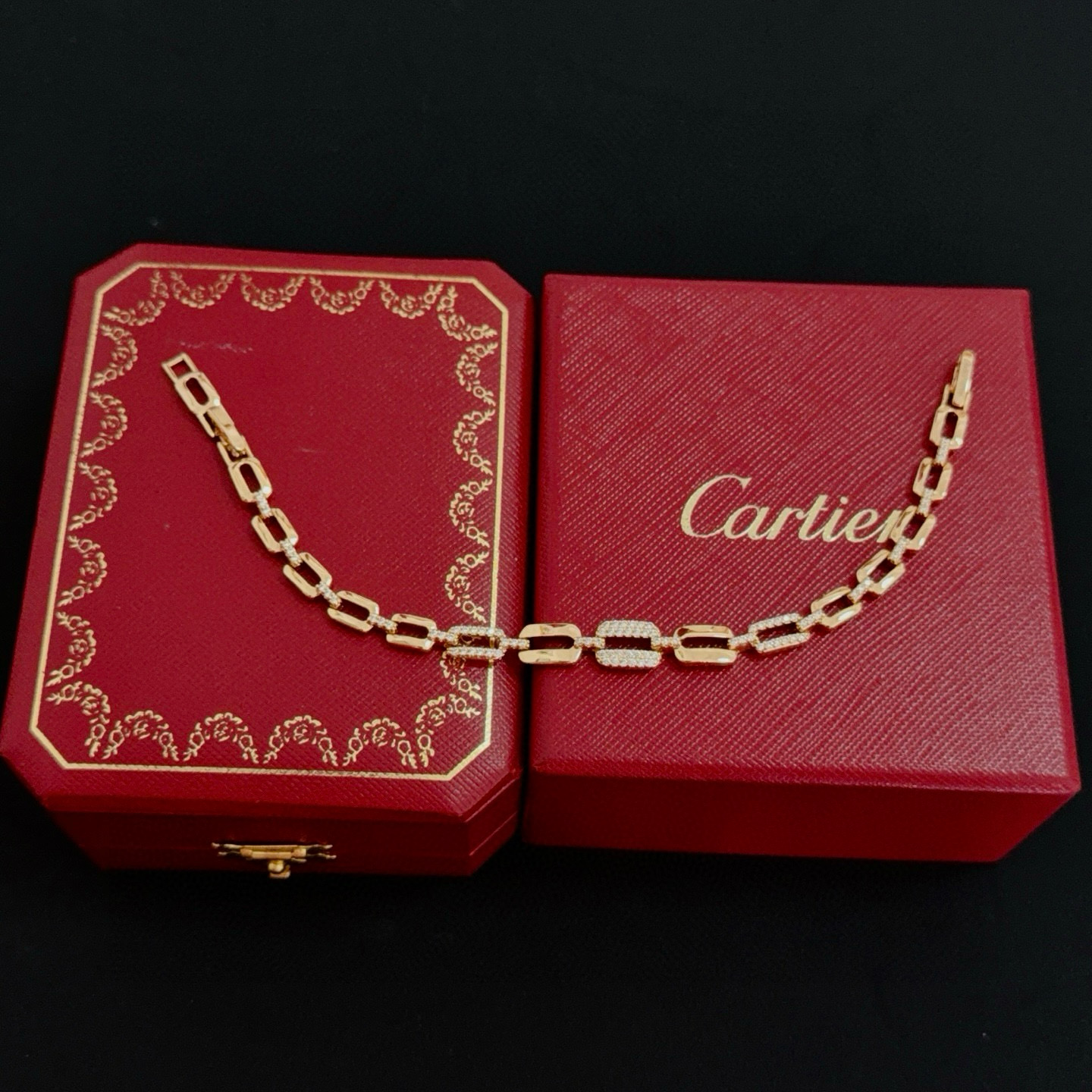 卡地亚镶钻手链 高端定制版本 镶嵌钻工艺 V金材质 经典而时尚风格 用凌厉线条重构爱情美学！打破常规，镶